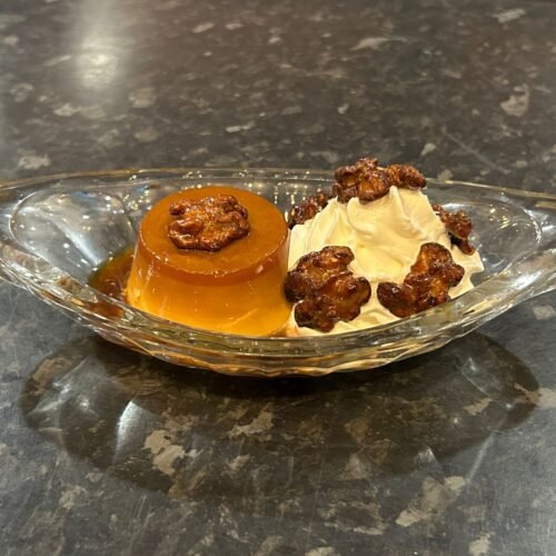 630.Flan con nata y nueces