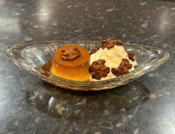 630.Flan con nata y nueces